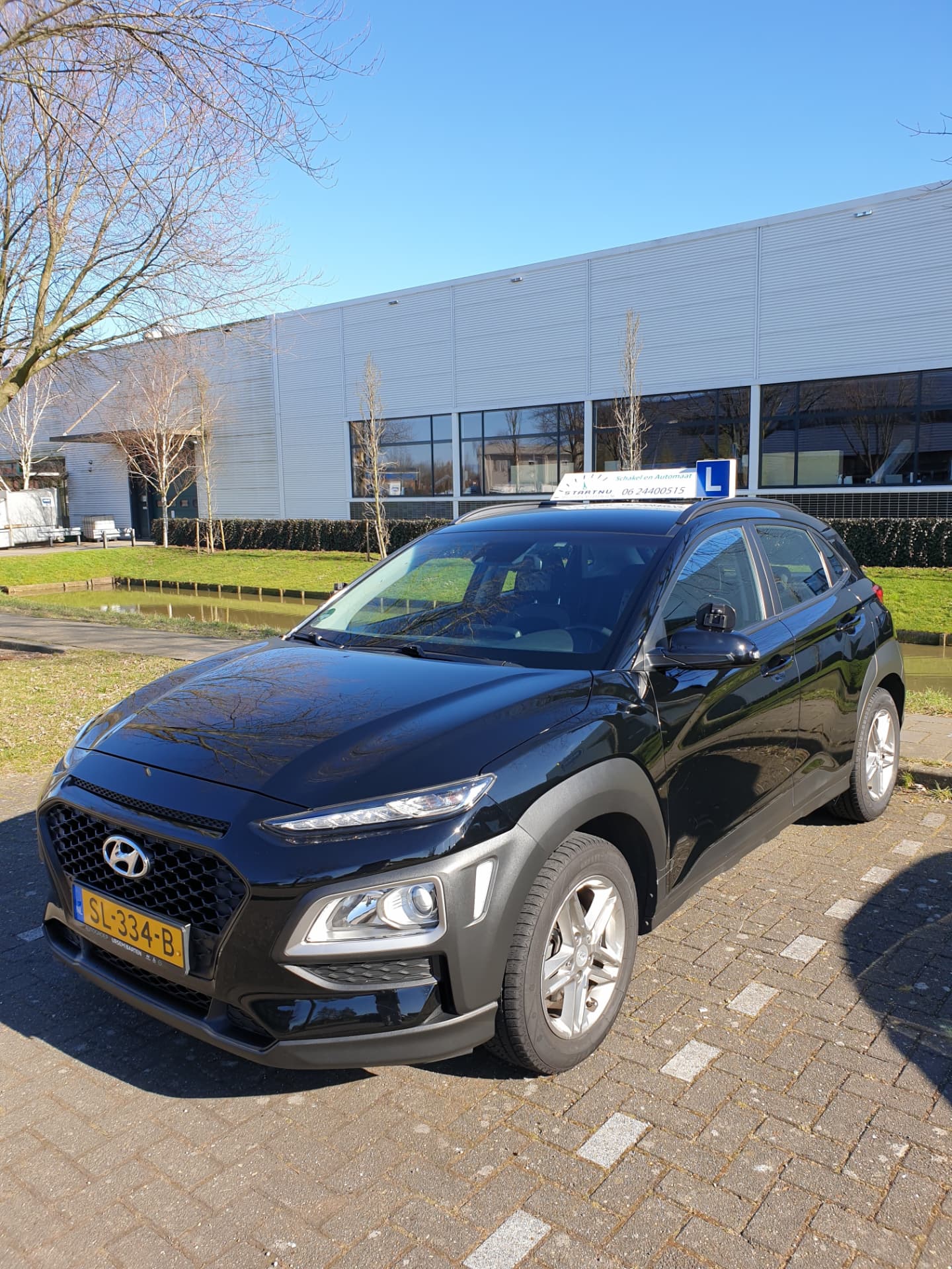 Zwarte schakelauto van Startnu Rijopleiding
